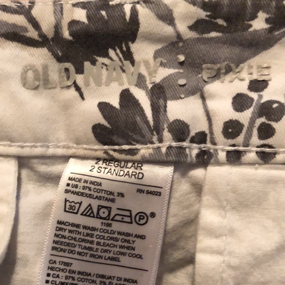 Grey and white floral print shorts (size 2) - Picture 6 of 8